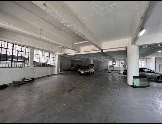 1,600M² WAREHOUSE FOR SALE IN NEW CENTRE